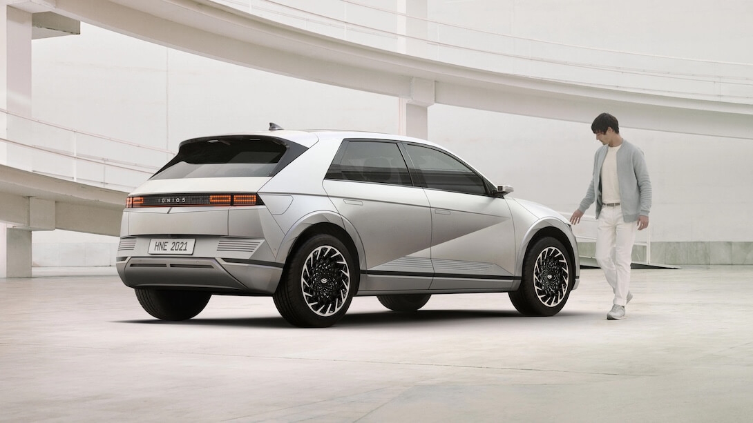 vue trois quart arrière de la Hyundai IONIQ 5 2022